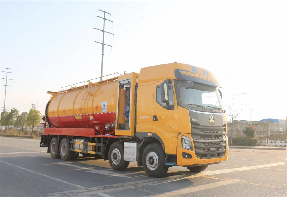 30方清洗吸污車-柳汽30方清洗吸污兩用車-帶副發(fā)動機(jī) 圓罐
